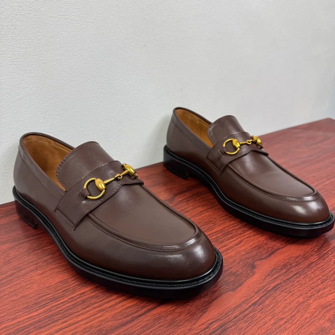 Batch 980 Gucci/Gucci new men's loafers with horsebit buckle! These classic loafers, embellished with a horsebit buckle, embody timeless elegance and pay homage to the brand's rich heritage. The carefully crafted leather sole and semi-circular toe inject new charm into the entire design. Iconic accessories and metal buckle finishes complement each other, classic loose fit, solid color leather highlights the simple and rustic temperament. Select high-quality leather. Pay attention to the details of the leather material. The texture is bright. The leather has excellent toughness. It is soft, comfortable and durable. The dyed calfskin lining has uniform and fine holes, soft and comfortable. The thickened leather outsole and the composite rubber bottom sheet at the heel are extremely comfortable, wear-resistant and non-slip. It is the first choice for light weight. It is versatile and luxurious, and comes with a full set of packaging! Size: 39-40-41-42-43-44 leather shoe size (38.45.46 can be customized) Item number: 812158 Coffee color